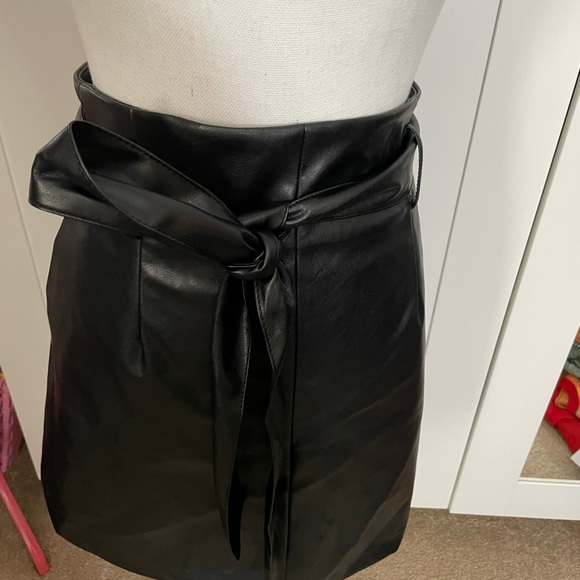 NWOT Banana Republic Tie-waist Vegan Leather Skirt in black - Picture 7 of 8